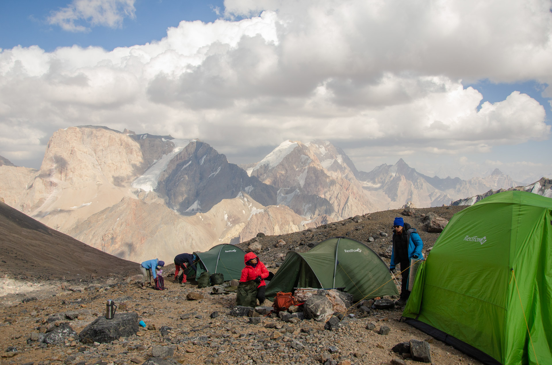 Hikers setting up tents at Chimtarga Pass